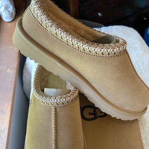 New in Box UGG Tasman Women’s size 8 Driftwood. Perfect condition. Smoke free.